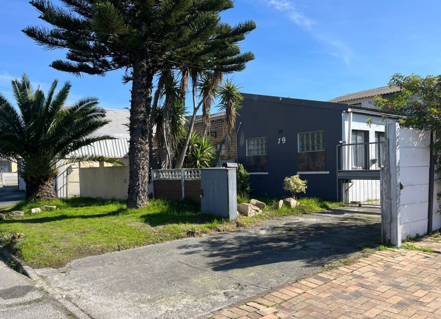 5 Bedroom Property for Sale in Grassy Park Western Cape